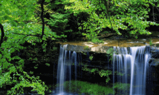 一、卧龙湖风景区之执法队员驻守卧龙湖广场,维护景区秩序,保障游客出行