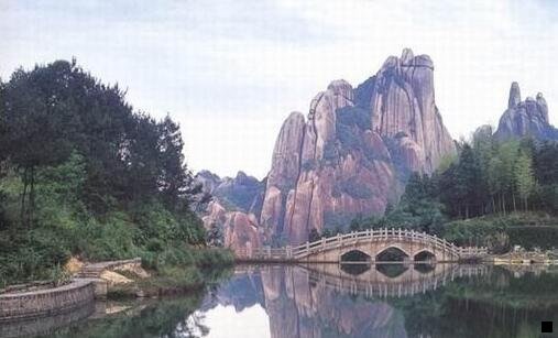 二关于旅游的英语作文带翻译